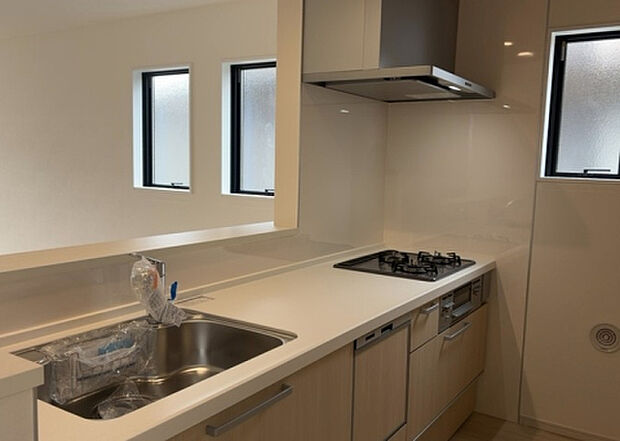 標準的なシステムキッチンの横幅は、165cm~300cm程度です。2100・2400・2550・2700などミリ単位で表記されます。普段どのように料理をするのかを想定しながら合ったサイズを選びましょう