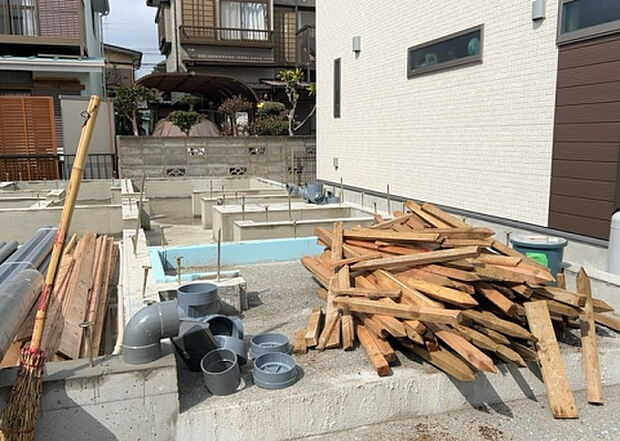 木造住宅とは土台、壁、柱など建築物の強度を支える構造体の材に木が使用されている構造を指します。構造体は建物の自重を支えるだけではなく風圧や水圧、積裁荷重などあらゆる衝撃に耐えるための基礎です。