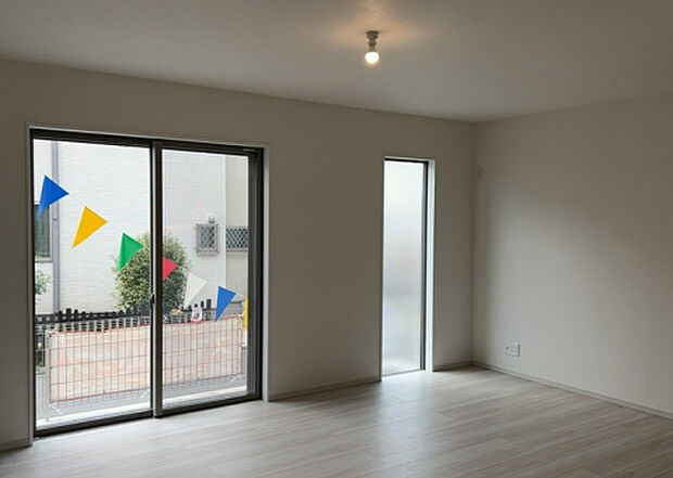 リビングの間取りの種類は大きくわけてリビングとダイニングが別になっているタイプ、リビングダイニング一体型です。どちらも一長一短ですので、家を選ぶ時はその両面をチェックして決めるようにしましょう。