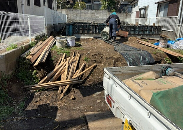 車一台あたりに必要なスペースは、標準サイズの普通自動車で横幅2m50cm、長さ5mは必要になります。ただし、乗降のことも考慮して横幅3m30cm、長さ5m50cmほどは確保できるところを選びましょう。