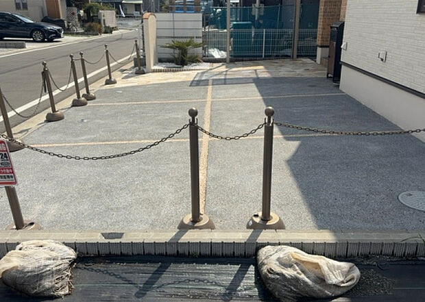 車一台あたりに必要なスペースは、標準サイズの普通自動車で横幅2m50cm、長さ5mは必要になります。ただし、乗降のことも考慮して横幅3m30cm、長さ5m50cmほどは確保できるところを選びましょう。