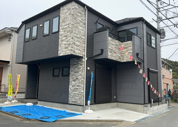 住宅用の土地では前面道路に2m以上接していなければならないと法律で定められています。しかし、お持ちの車のサイズやライフスタイルなどにより、2mでは利便が悪い場合もございますので、事前に確認しましょう。