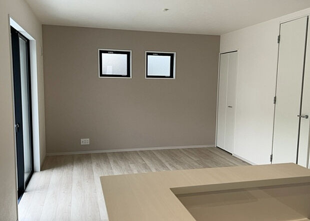 リビングの間取りの種類は大きくわけてリビングとダイニングが別になっているタイプ、リビングダイニング一体型です。どちらも一長一短ですので、家を選ぶ時はその両面をチェックして決めるようにしましょう。