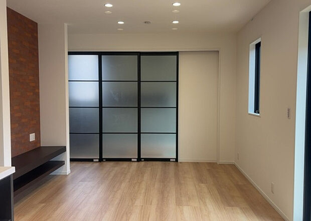 リビングの間取りの種類は大きくわけてリビングとダイニングが別になっているタイプ、リビングダイニング一体型です。どちらも一長一短ですので、家を選ぶ時はその両面をチェックして決めるようにしましょう。