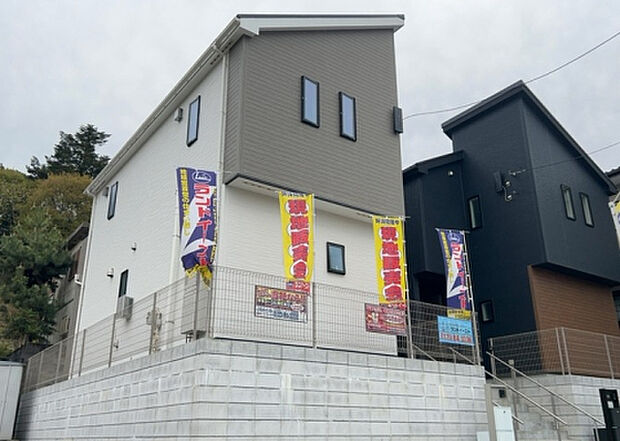 ついに完成致しました!現地をご見学に行く際は、道路の幅や周辺の交通量、施設などをご確認頂くことをおすすめします!物件の流れが早いため、内見をしたい方はお早めに当社営業までお問い合わせ頂きご予約下さい!