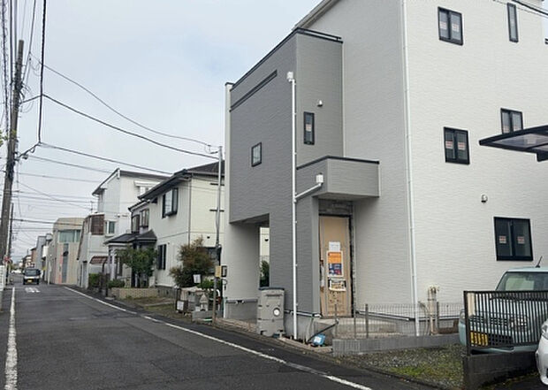 住宅用の土地では前面道路に2m以上接していなければならないと法律で定められています。しかし、お持ちの車のサイズやライフスタイルなどにより、2mでは利便が悪い場合もございますので、事前に確認しましょう。