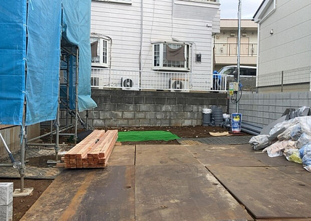 家族でのBBQを行うのであれば3坪程度の広さがあればよいでしょう。ガーデニングや家庭菜園を楽しむ際は、手入れが行き届く範囲にすると安心です。また、庭のある方角や接道が気になる方は事前に確認しましょう。