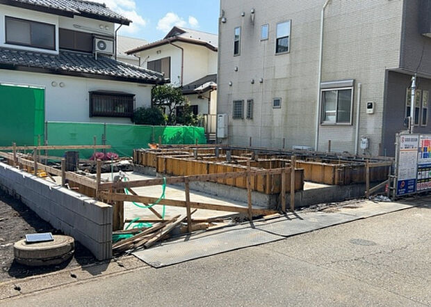 住宅用の土地では前面道路に2m以上接していなければならないと法律で定められています。しかし、お持ちの車のサイズやライフスタイルなどにより、2mでは利便が悪い場合もございますので、事前に確認しましょう。