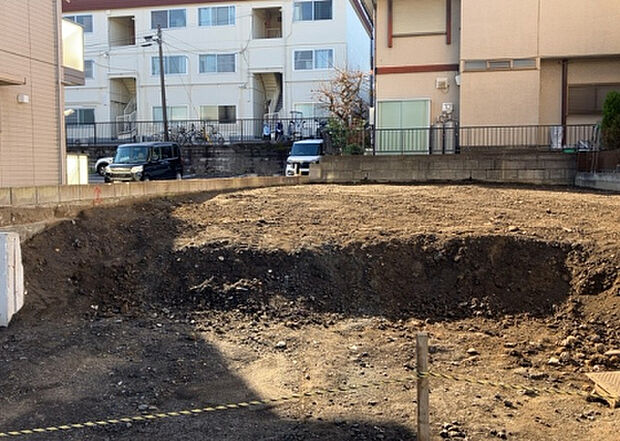 現地をご見学に行く際は、道路の幅や周辺の交通量、施設などをご確認頂くことをおすすめします!ある程度イメージをつけたいという場合は、同売主の施工事例や完成パースもお見せします。