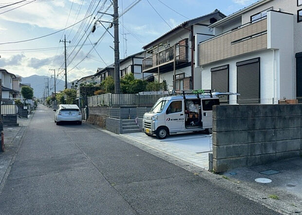 住宅用の土地では前面道路に2m以上接していなければならないと法律で定められています。しかし、お持ちの車のサイズやライフスタイルなどにより、2mでは利便が悪い場合もございますので、事前に確認しましょう。