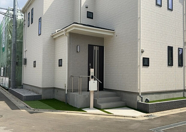 木造住宅とは土台、壁、柱など建築物の強度を支える構造体の材に木が使用されている構造を指します。構造体は建物の自重を支えるだけではなく風圧や水圧、積裁荷重などあらゆる衝撃に耐えるための基礎です。