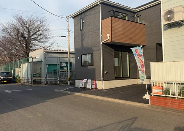 住宅用の土地では前面道路に2m以上接していなければならないと法律で定められています。しかし、お持ちの車のサイズやライフスタイルなどにより、2mでは利便が悪い場合もございますので、事前に確認しましょう。