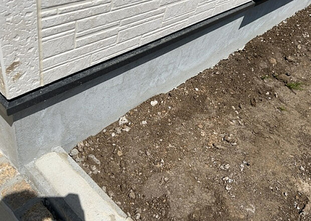 木造住宅とは土台、壁、柱など建築物の強度を支える構造体の材に木が使用されている構造を指します。構造体は建物の自重を支えるだけではなく風圧や水圧、積裁荷重などあらゆる衝撃に耐えるための基礎です。