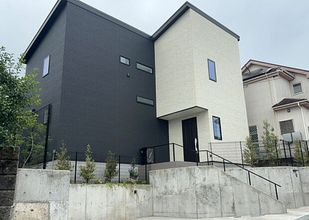 住宅用の土地では前面道路に2m以上接していなければならないと法律で定められています。しかし、お持ちの車のサイズやライフスタイルなどにより、2mでは利便が悪い場合もございますので、事前に確認しましょう。