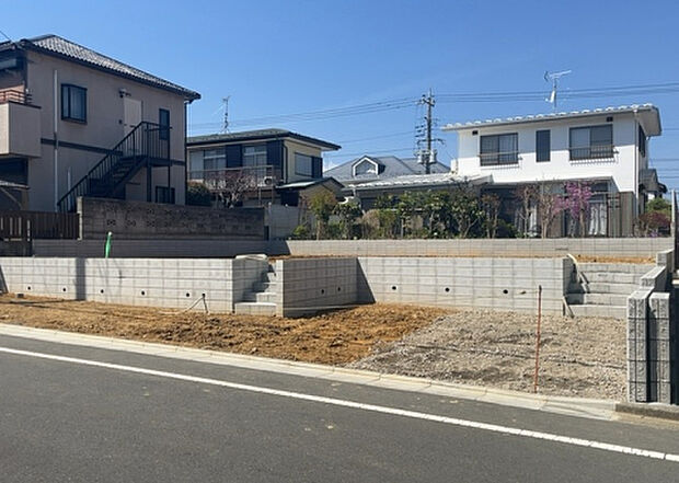 現地をご見学に行く際は、道路の幅や周辺の交通量、施設などをご確認頂くことをおすすめします!ある程度イメージをつけたいという場合は、同売主の施工事例や完成パースもお見せします。