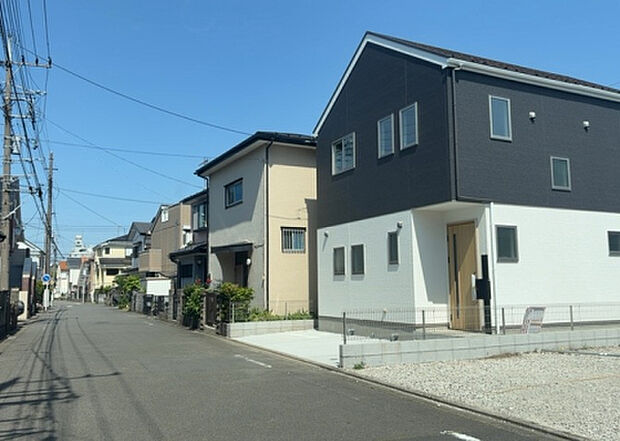 住宅用の土地では前面道路に2m以上接していなければならないと法律で定められています。しかし、お持ちの車のサイズやライフスタイルなどにより、2mでは利便が悪い場合もございますので、事前に確認しましょう。