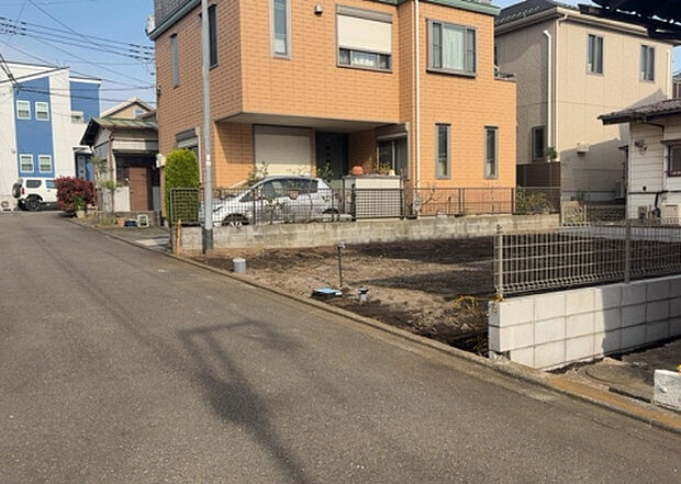 住宅用の土地では前面道路に2m以上接していなければならないと法律で定められています。しかし、お持ちの車のサイズやライフスタイルなどにより、2mでは利便が悪い場合もございますので、事前に確認しましょう。