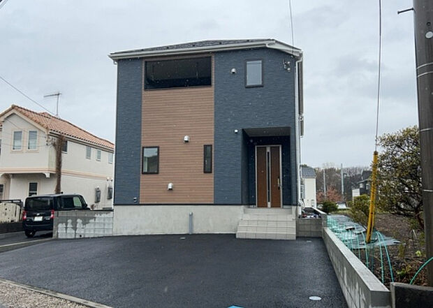 住宅用の土地では前面道路に2m以上接していなければならないと法律で定められています。しかし、お持ちの車のサイズやライフスタイルなどにより、2mでは利便が悪い場合もございますので、事前に確認しましょう。