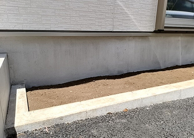 木造住宅とは土台、壁、柱など建築物の強度を支える構造体の材に木が使用されている構造を指します。構造体は建物の自重を支えるだけではなく風圧や水圧、積裁荷重などあらゆる衝撃に耐えるための基礎です。