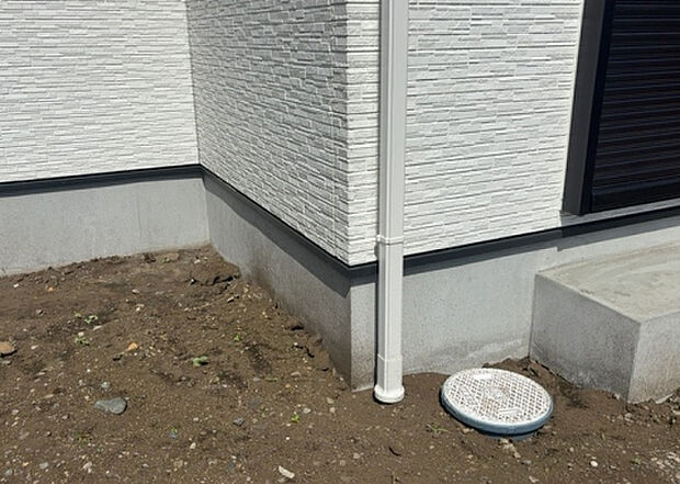 木造住宅とは土台、壁、柱など建築物の強度を支える構造体の材に木が使用されている構造を指します。構造体は建物の自重を支えるだけではなく風圧や水圧、積裁荷重などあらゆる衝撃に耐えるための基礎です。