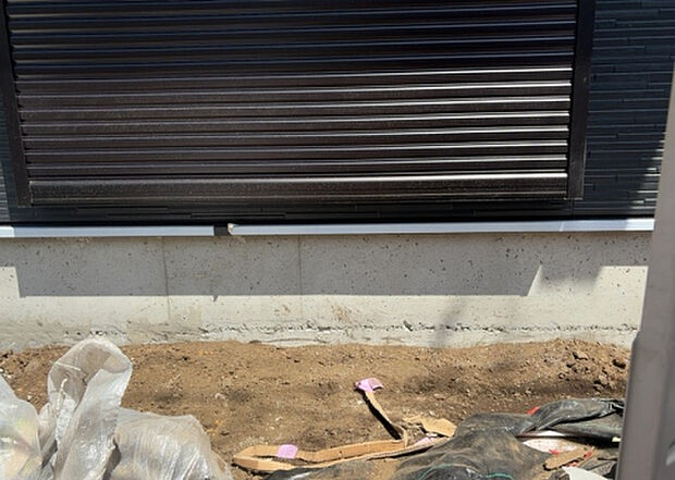 木造住宅とは土台、壁、柱など建築物の強度を支える構造体の材に木が使用されている構造を指します。構造体は建物の自重を支えるだけではなく風圧や水圧、積裁荷重などあらゆる衝撃に耐えるための基礎です。