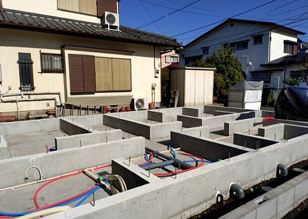 木造住宅とは土台、壁、柱など建築物の強度を支える構造体の材に木が使用されている構造を指します。構造体は建物の自重を支えるだけではなく風圧や水圧、積裁荷重などあらゆる衝撃に耐えるための基礎です。
