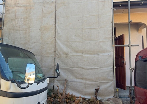 木造住宅とは土台、壁、柱など建築物の強度を支える構造体の材に木が使用されている構造を指します。構造体は建物の自重を支えるだけではなく風圧や水圧、積裁荷重などあらゆる衝撃に耐えるための基礎です。