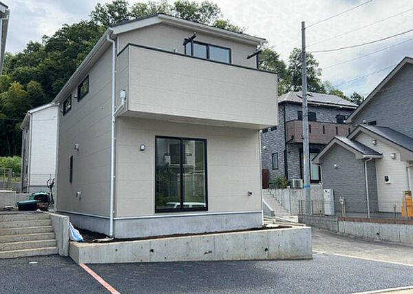 ついに完成致しました！現地をご見学に行く際は、道路の幅や周辺の交通量、施設などをご確認頂くことをおすすめします！物件の流れが早いため、内見をしたい方はお早めに当社営業までお問い合わせ頂きご予約下さい！