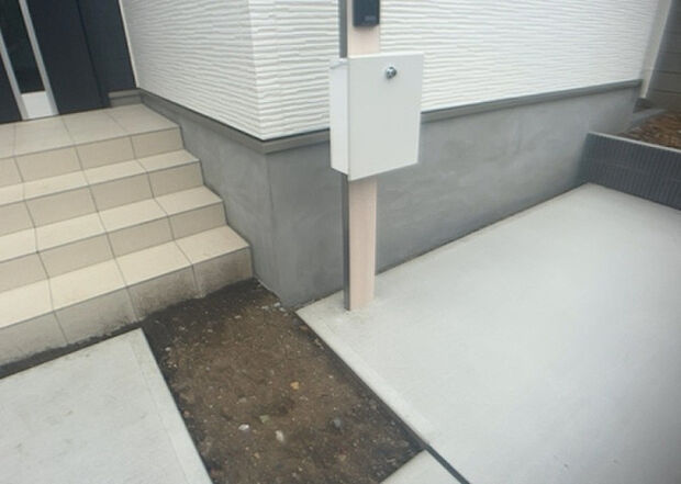 木造住宅とは土台、壁、柱など建築物の強度を支える構造体の材に木が使用されている構造を指します。構造体は建物の自重を支えるだけではなく風圧や水圧、積裁荷重などあらゆる衝撃に耐えるための基礎です。