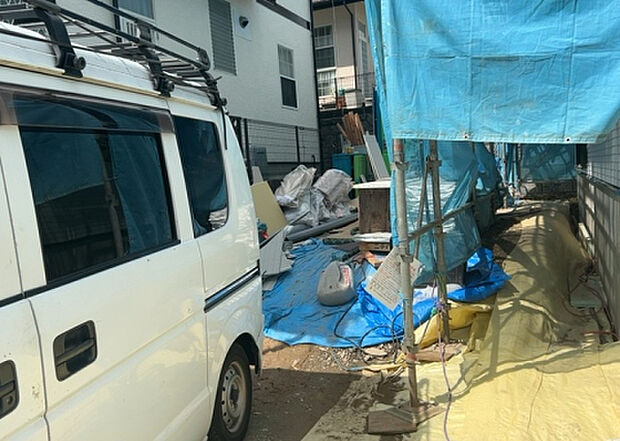 車一台あたりに必要なスペースは、標準サイズの普通自動車で横幅2m50cm、長さ5mは必要になります。ただし、乗降のことも考慮して横幅3m30cm、長さ5m50cmほどは確保できるところを選びましょう。