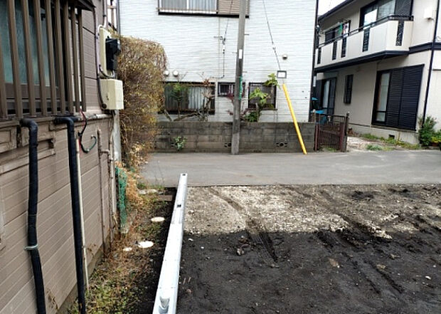 車一台あたりに必要なスペースは、標準サイズの普通自動車で横幅2m50cm、長さ5mは必要になります。ただし、乗降のことも考慮して横幅3m30cm、長さ5m50cmほどは確保できるところを選びましょう。