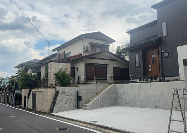 住宅用の土地では前面道路に2m以上接していなければならないと法律で定められています。しかし、お持ちの車のサイズやライフスタイルなどにより、2mでは利便が悪い場合もございますので、事前に確認しましょう。