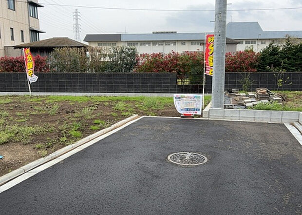 住宅用の土地では前面道路に2m以上接していなければならないと法律で定められています。しかし、お持ちの車のサイズやライフスタイルなどにより、2mでは利便が悪い場合もございますので、事前に確認しましょう。