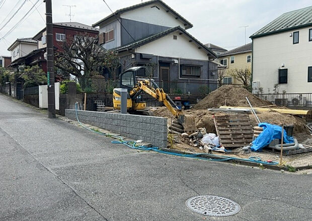 住宅用の土地では前面道路に2m以上接していなければならないと法律で定められています。しかし、お持ちの車のサイズやライフスタイルなどにより、2mでは利便が悪い場合もございますので、事前に確認しましょう。