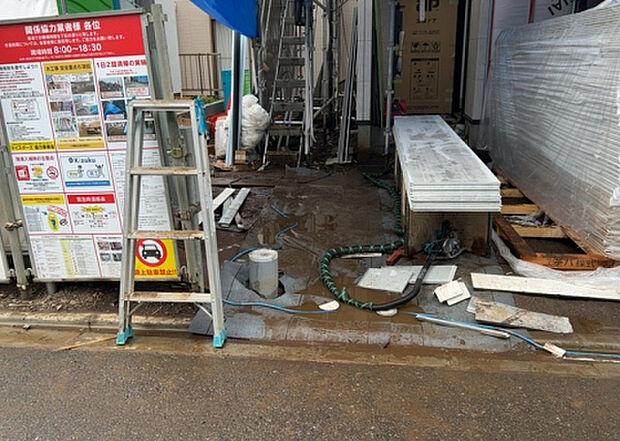 車一台あたりに必要なスペースは、標準サイズの普通自動車で横幅2m50cm、長さ5mは必要になります。ただし、乗降のことも考慮して横幅3m30cm、長さ5m50cmほどは確保できるところを選びましょう。