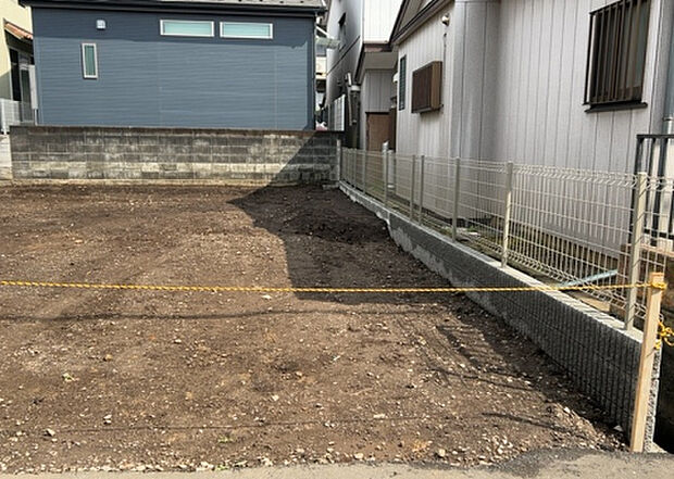 車一台あたりに必要なスペースは、標準サイズの普通自動車で横幅2m50cm、長さ5mは必要になります。ただし、乗降のことも考慮して横幅3m30cm、長さ5m50cmほどは確保できるところを選びましょう。