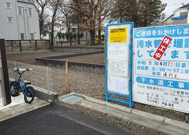 住宅用の土地では前面道路に2m以上接していなければならないと法律で定められています。しかし、お持ちの車のサイズやライフスタイルなどにより、2mでは利便が悪い場合もございますので、事前に確認しましょう。