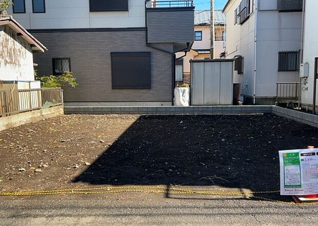 車一台あたりに必要なスペースは、標準サイズの普通自動車で横幅2m50cm、長さ5mは必要になります。ただし、乗降のことも考慮して横幅3m30cm、長さ5m50cmほどは確保できるところを選びましょう。