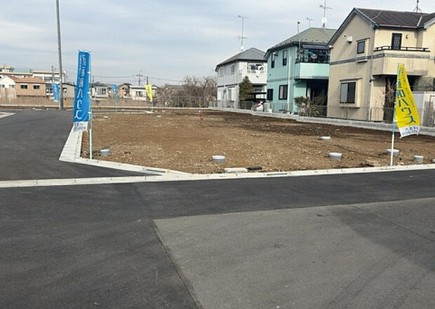 現地をご見学に行く際は、道路の幅や周辺の交通量、施設などをご確認頂くことをおすすめします!ある程度イメージをつけたいという場合は、同売主の施工事例や完成パースもお見せします。