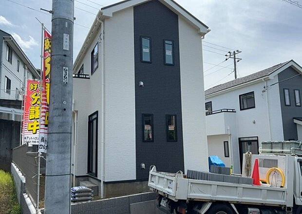 住宅用の土地では前面道路に2m以上接していなければならないと法律で定められています。しかし、お持ちの車のサイズやライフスタイルなどにより、2mでは利便が悪い場合もございますので、事前に確認しましょう。