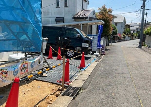 車一台あたりに必要なスペースは、標準サイズの普通自動車で横幅2m50cm、長さ5mは必要になります。ただし、乗降のことも考慮して横幅3m30cm、長さ5m50cmほどは確保できるところを選びましょう。