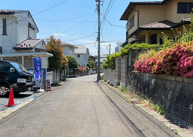 桜や紅葉の名所に出かける人は多いと思いますが、家にいながら季節の移ろいを感じる生活を送りませんか?リビングや窓から見える景色が生活を彩るワンポイントに!現地から見える景色を堪能してみては如何でしょう。