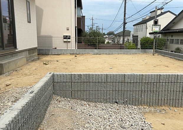 家族でのBBQを行うのであれば3坪程度の広さがあればよいでしょう。ガーデニングや家庭菜園を楽しむ際は、手入れが行き届く範囲にすると安心です。また、庭のある方角や接道が気になる方は事前に確認しましょう。