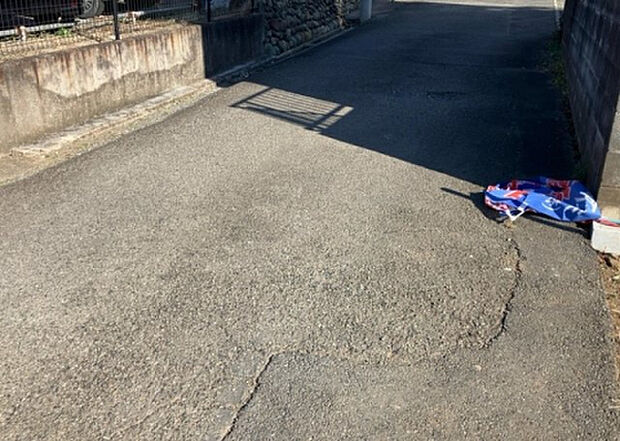 住宅用の土地では前面道路に2m以上接していなければならないと法律で定められています。しかし、お持ちの車のサイズやライフスタイルなどにより、2mでは利便が悪い場合もございますので、事前に確認しましょう。