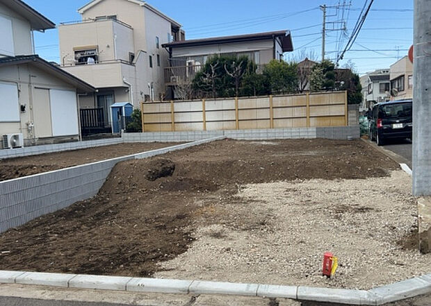 現地をご見学に行く際は、道路の幅や周辺の交通量、施設などをご確認頂くことをおすすめします!ある程度イメージをつけたいという場合は、同売主の施工事例や完成パースもお見せします。