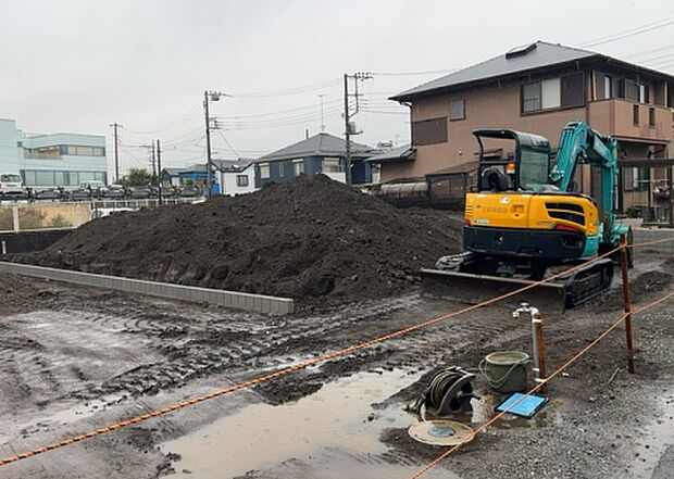 住宅用の土地では前面道路に2m以上接していなければならないと法律で定められています。しかし、お持ちの車のサイズやライフスタイルなどにより、2mでは利便が悪い場合もございますので、事前に確認しましょう。
