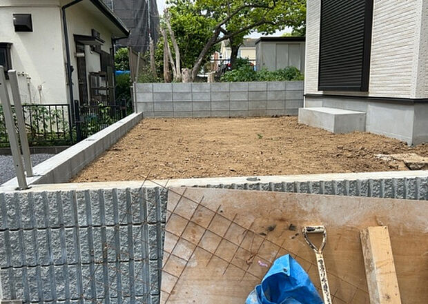 家族でのBBQを行うのであれば3坪程度の広さがあればよいでしょう。ガーデニングや家庭菜園を楽しむ際は、手入れが行き届く範囲にすると安心です。また、庭のある方角や接道が気になる方は事前に確認しましょう。