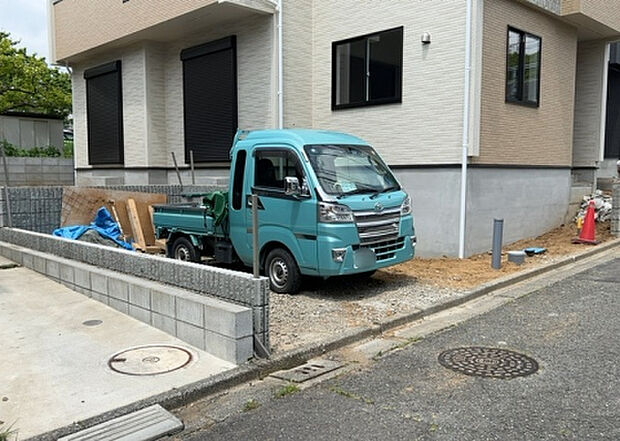 車一台あたりに必要なスペースは、標準サイズの普通自動車で横幅2m50cm、長さ5mは必要になります。ただし、乗降のことも考慮して横幅3m30cm、長さ5m50cmほどは確保できるところを選びましょう。