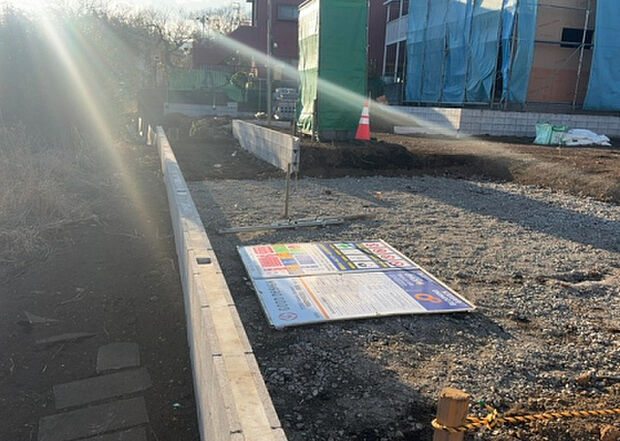 現地をご見学に行く際は、道路の幅や周辺の交通量、施設などをご確認頂くことをおすすめします!ある程度イメージをつけたいという場合は、同売主の施工事例や完成パースもお見せします。