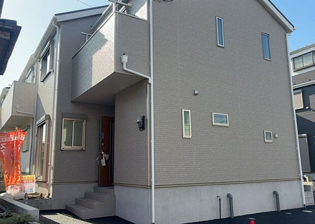 ついに完成致しました！現地をご見学に行く際は、道路の幅や周辺の交通量、施設などをご確認頂くことをおすすめします！物件の流れが早いため、内見をしたい方はお早めに当社営業までお問い合わせ頂きご予約下さい！